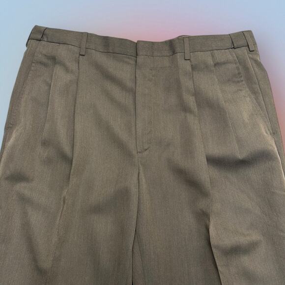 HAGGAR Men’s 38 x 30 Classic Brown Pleated Dress Pant - Picture 1 of 4